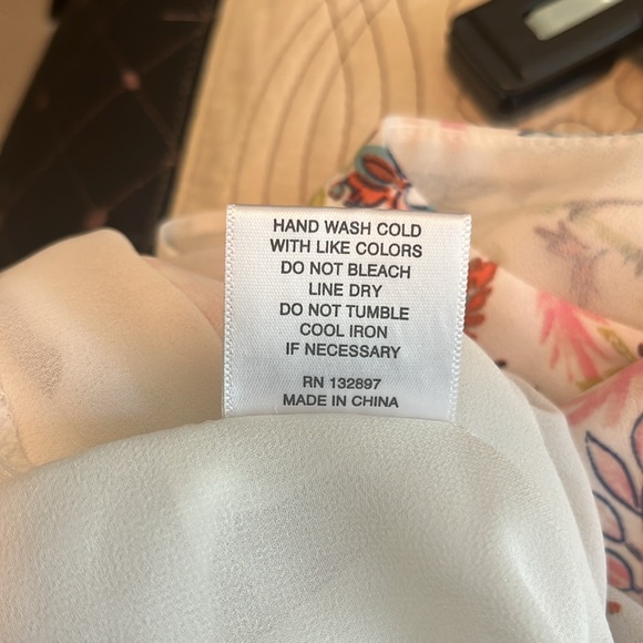 Rose and Olive fully lined sleeveless top. Size M - Picture 10 of 10